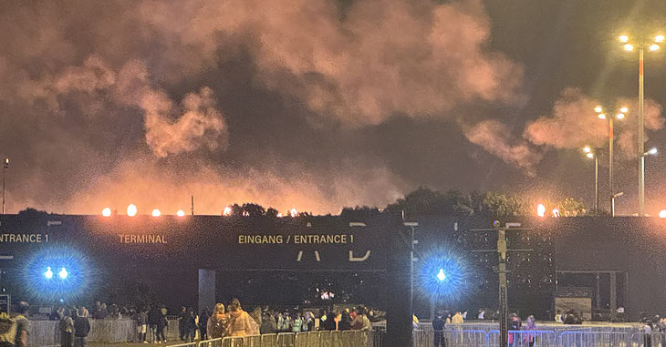 Bis vor die Eingangs-Tore konnte man gehen, wenn man die Adele Konzert miterleben will (&copy;Foto: Martin Schmitz)